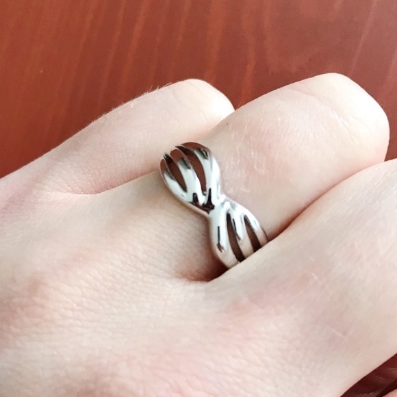 Lia Sophia | Criss Cross Ring 6 - Picture 1 of 5